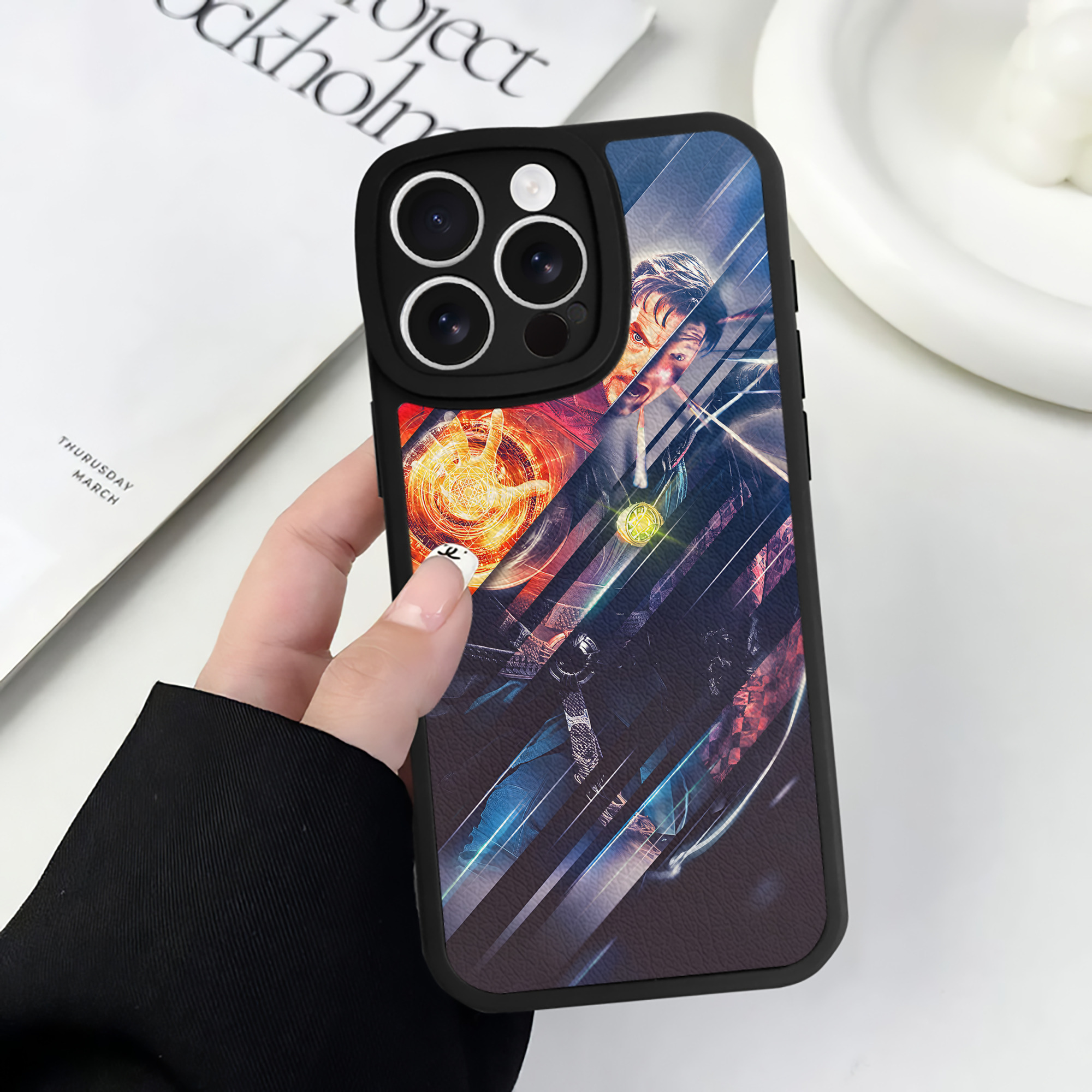 （画像用） アベンジャーズ The Avengers 【iPhone 16シリーズ対応】シリコンスマホケース（レザー調） 材質：シリコン